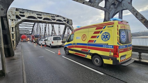 Początkowo ruch był wstrzymany, a później odbywał się wahadłowo/fot. KM PSP w Grudziądzu