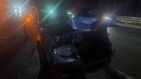 Do zdarzenia doszło około godz. 17.30. Kierujący passatem uderzył w tył citroena, ten zjechał na drugi pas i zderzył się z oplem/fot. Heron15 Pomoc Drogowa Bydgoszcz 24h Andruszczenko Krystian 501337500