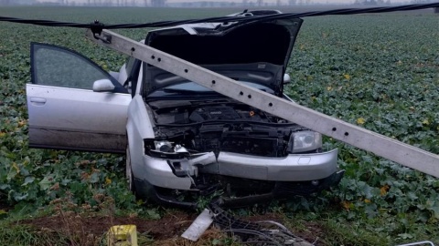 Kierowca audi stracił panowanie nad autem i uderzył w słup/fot. Policja