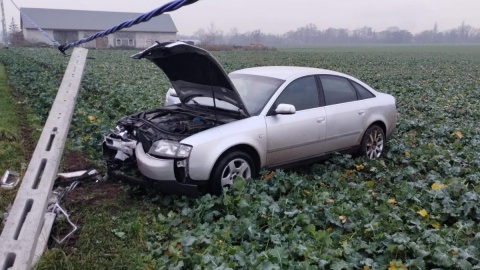 Kierowca audi stracił panowanie nad autem i uderzył w słup/fot. Policja