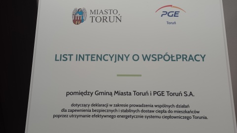 Spółka PGE chce pozyskiwać ciepło z toruńskich ścieków. List intencyjny o współpracy na rzecz rozwoju i utrzymania systemu ciepłowniczego podpisano w toruńskim ratuszu/fot. Michał Zaręba