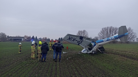 Wypadek awionetki w miejscowości Watorowo/fot. Komenda Powiatowa Państwowej Straży Pożarnej w Chełmnie, Facebook