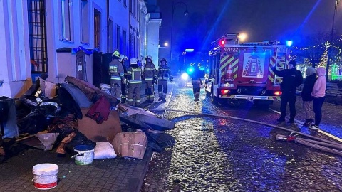 Policjanci z Lipna ratowali ludzi z płonącej kamienicy/fot. Policja