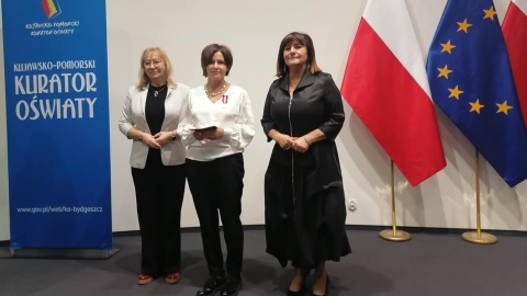 Ponad 30 nauczycieli z regionu dostało medale, a w sumie ponad 200 otrzymuje w tym tygodniu akty nadania stopnia nauczyciela dyplomowanego. W Urzędzie Wojewódzkim nauczycielom z Bydgoszczy i okolic wręczała je kurator oświaty Grażyna Dziedzic/fot. Monika Siwak