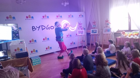 Podczas spotkania dzieci i opiekunowie obejrzeli występ świątecznego elfa z pokazem sztuczek magicznych oraz świetlnym show/fot. Wiktor Sobociński