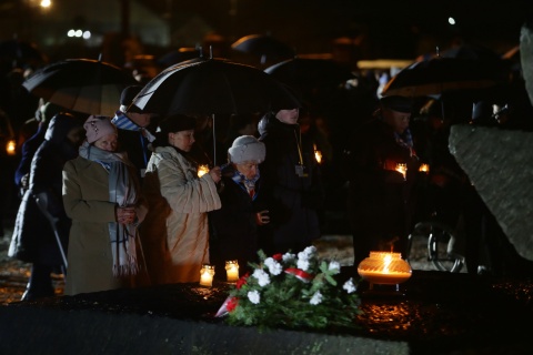 79. rocznica wyzwolenia obozu Auschwitz. Byli więźniowie złożyli znicze na pomniku