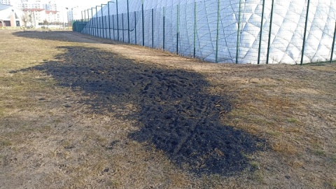 Granulat z boiska trafił na obrzeża lasu Na Skarpie. Mieszańcy się irytują, MOSiR uspokaja