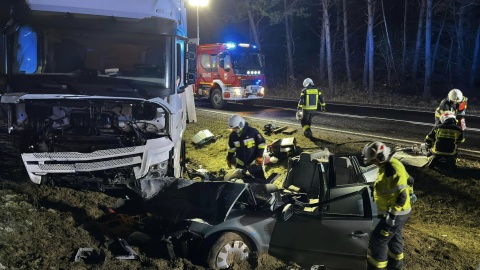 Śmiertelny wypadek na DK nr 10 w Wypalelniskach. Czołowe zderzenie dwóch samochodów