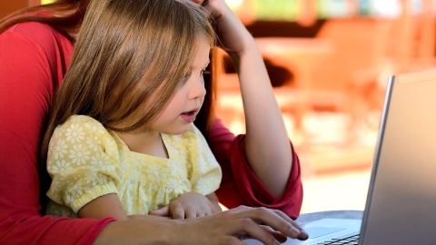 Szwecja wycofuje się z cyfrowej edukacji w szkołach. Polska właśnie ją zaczyna