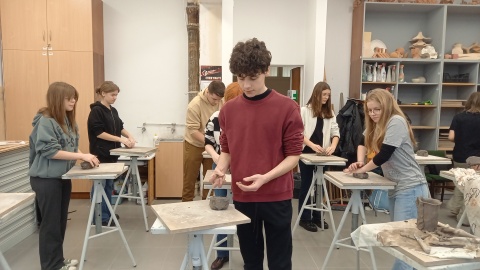 Ceramika jest piękna, ale kosztuje wiele pracy. Warsztaty na Politechnice Bydgoskiej [zdjęcia, wideo]