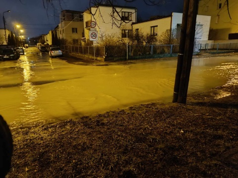 Poważna awaria wodociągowa na bydgoskich Bartodziejach. Ul. Gajowa nadal zamknięta