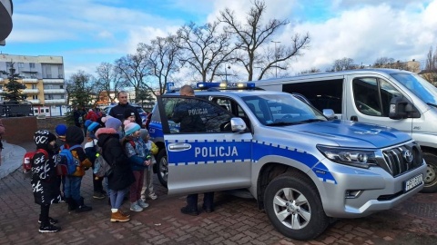 Pobierały odciski palców i zaglądały do radiowozu. Półkolonie na komisariacie [zdjęcia]