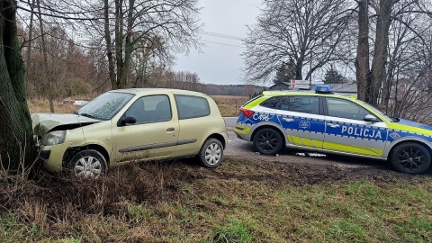 Pijany i z zakazem jazdy uderzył w drzewo. Skończył w bagnie z głęboką hipotermią