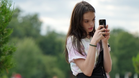 Telefon na wyciągnięcie ręki, tak samo uzależnienie. Młodzież uczy, jak zachować umiar