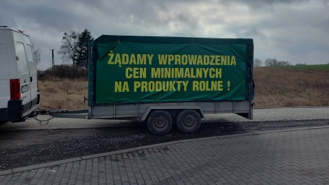 Skrzynka z obornikiem przed biurem europosła KO. Rolnicy: To pierwsze ostrzeżenie