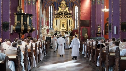 Jedyna taka msza w roku. Odnowienie przyrzeczeń kapłańskich w bydgoskiej katedrze