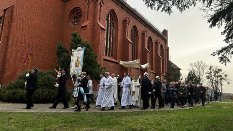 Radosne Alleluja zabrzmi w Dąbrówce Nowej. Mieszkańcy pojawili się na rezurekcji [zdjęcia]