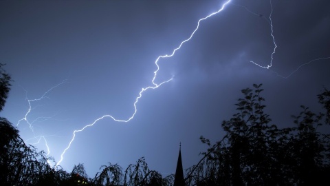 Silne wiatry, deszcz i możliwy grad. Ostrzeżenie przed burzami dla naszego regionu