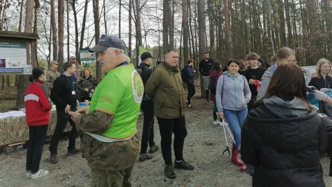 Jedni podrzucają, inni po nich sprzątają. Składowisko starych mebli i opon w lesie [zdjęcia]