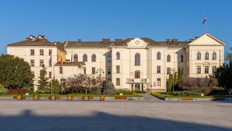 Jednych radnych witamy, innych żegnamy. Ratuszowe ławy w regionie już porozdzielane