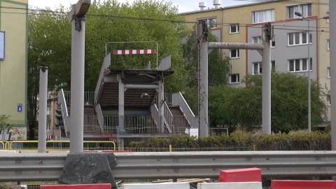 Sterczące kikuty i schody do nieba. Kładka na bydgoskich Wyżynach szybko znika [wideo, zdjęcia]