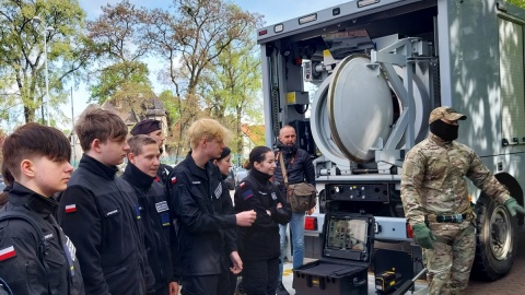 Dla tych, co kochają samochody, zwierzęta i badania w laboratorium. Jest praca w policji!