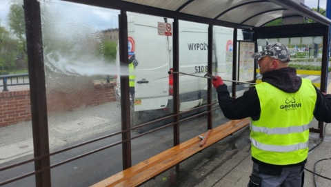 Przystanki już posprzątane po zimie. Wyszorowano ponad 600 bydgoskich wiat