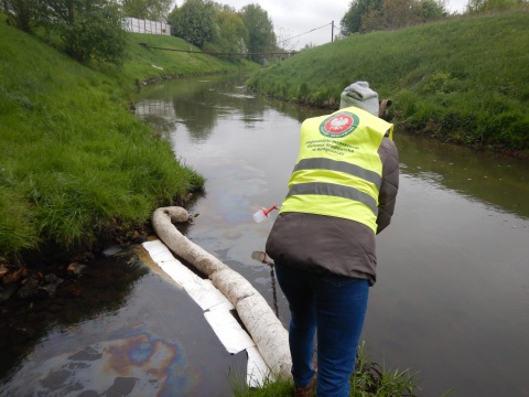 Ropopochodna plama na kanale Zuzanka we Włocławku. Interweniowali strażacy