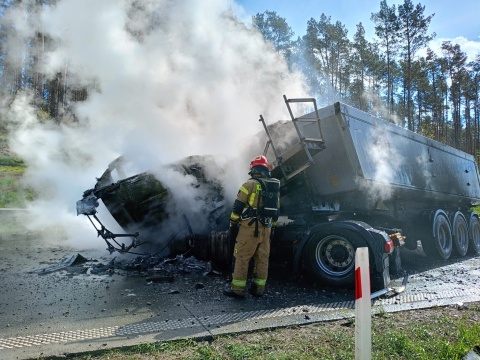 Zderzenie ciężarówek na trasie S5. Jedna z nich się zapaliła. Droga została zablokowana