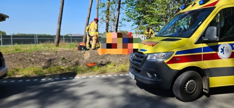 Wypadek w Kruszynie Krajeńskim. Motocykl wypadł z drogi i uderzył w drzewo