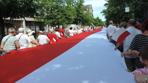 Wojskowe pieśni, przemówienia i duma. Dzień Flagi Rzeczpospolitej Polskiej w regionie [zdjęcia, wideo]