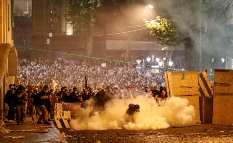 Nie dla Rosji. Wielotysięczne manifestacje w Gruzji. Doszło do chuligańskich ataków [zdjęcia]