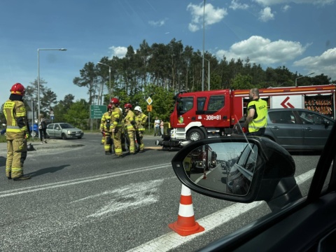 Kolizja motocyklisty z samochodem osobowym w Białych Błotach. Dwie osoby zostały ranne