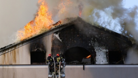 Pożar dachu liceum w Grodzisku Mazowieckim. Ogień wybuchł w trakcie matury