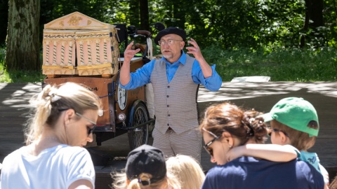 Jeździ po Polsce i opowiada bajki. Teatr Miejsca na rowerze wyrusza z Torunia [wideo]