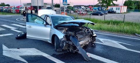 Zderzenie dwóch aut na krajowej dziesiątce w Kruszyńcu. Dwie osoby w szpitalu