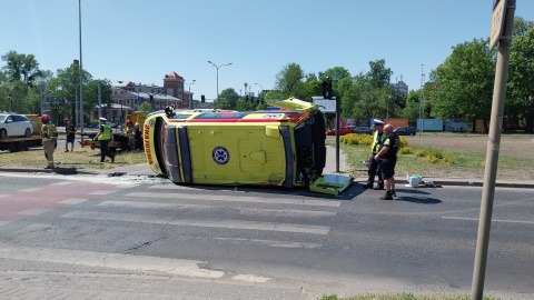 Wypadek auta osobowego z karetką na rondzie Fordońskim w Bydgoszczy. Trzy osoby ranne