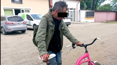 Wsiadł na rower po pijanemu i mimo zakazu. Zatrzymała go policjantka przed służbą