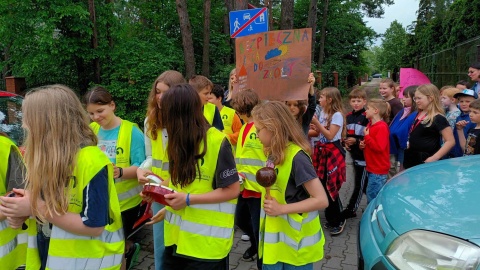 Dzieci walczą o bezpieczeństwo pod szkołą Manifestacja uczniów w Opławcu [zdjęcia, wideo]