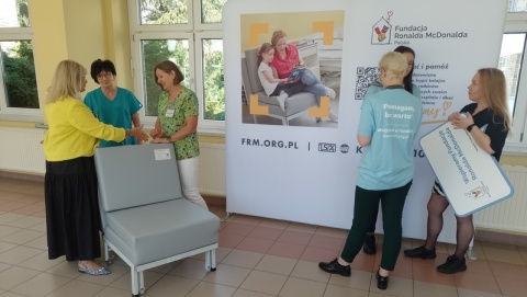 Tym razem fundacja wsparła rodziców. Rozkładane fotele dla Szpitala Dziecięcego w Toruniu