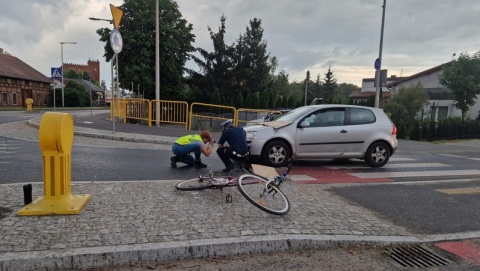 Pijany kierowca potrącił rowerzystę i uciekł. Okazało się, że nigdy nie zrobił prawa jazdy