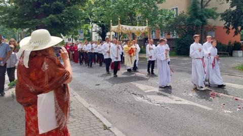 Manifestowanie wiary jest ważne. Procesje Bożego Ciała przeszły ulicami regionu [zdjęcia, wideo]