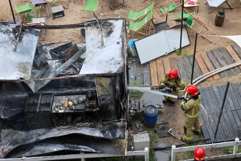 Pożar foodtrucka na Wyspie Młyńskiej w Bydgoszczy. Dwie osoby zostały ranne [zdjęcia]