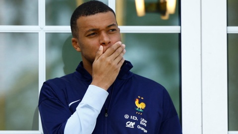 Kylian Mbappe oficjalnie w Realu Madryt Przejście Francuza zawiesiło serwery klubu