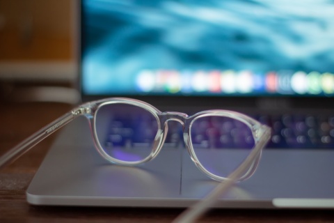 Dlaczego warto wybrać okulary do komputera z filtrem Blue Block [reklama]