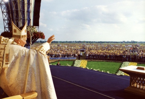 Ten dzień przeszedł do historii. 25 lat temu Bydgoszcz i Toruń odwiedził Jan Paweł II [wideo]