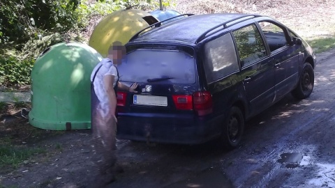 Podrzucił śmieci i odjechał. Nie wiedział, że został uwieczniony przez fotopułapkę [zdjęcia]