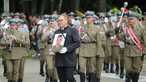 Un soldado que murió en la frontera entre Polonia y Bielorrusia fue enterrado en su ciudad natal