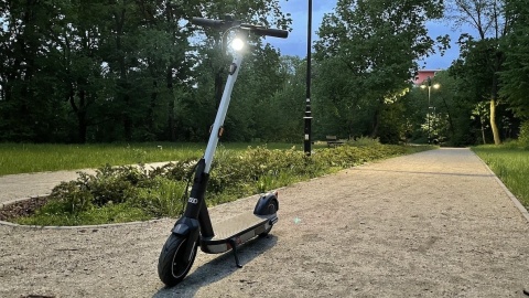 Czołowo zderzyły się dwie hulajnogi. Kobieta trafiła do szpitala, mężczyzna był nietrzeźwy