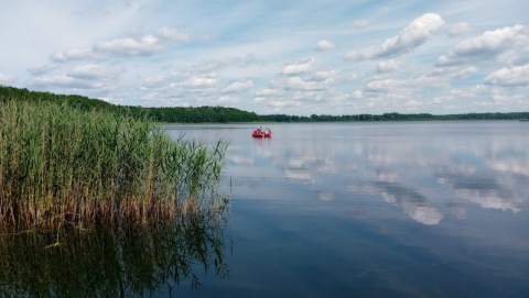 Ratownicy przeszukują dno jeziora Stelchno po zaginięciu 42-latki z Laskowic
